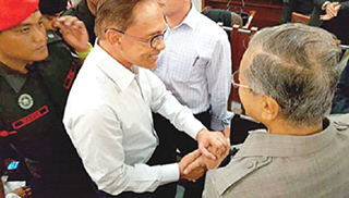 Anwar touched  by Mahathir's  gesture at trial